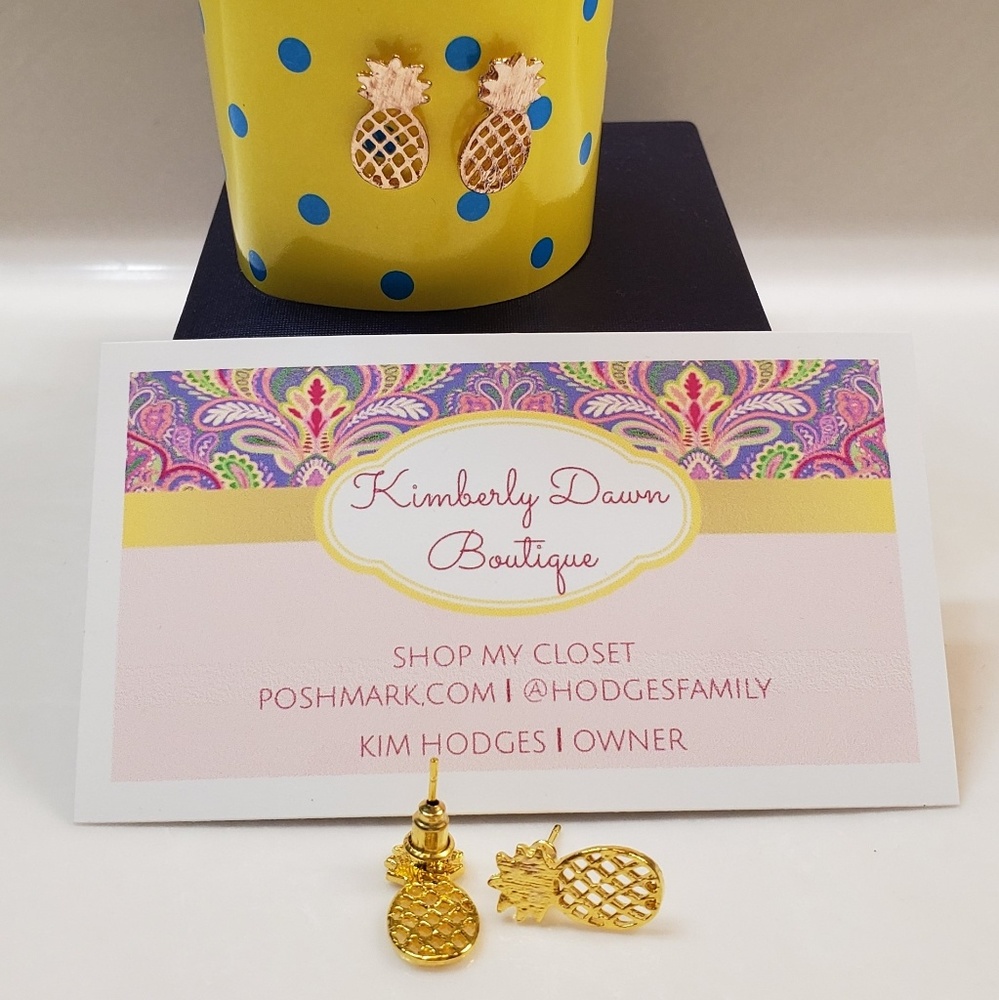 🆕️ Dainty Gold Hollow Out Pineapple Earrings - Picture 5 of 8
